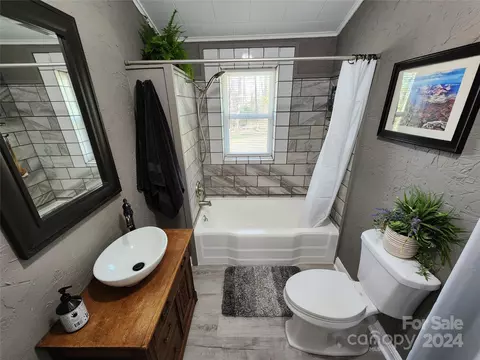 Bath - 4072 Bennett Rd, Morganton, NC 28655 photo 1 of 2