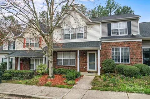638 Emerald Cove Dr, Charlotte, NC 28262