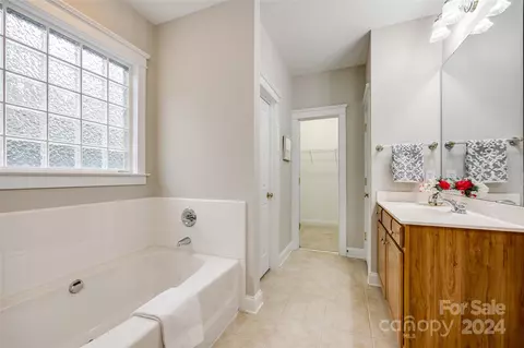 Bath - 1094 Hunters Run Dr, Tega Cay, SC 29708 photo 3 of 4