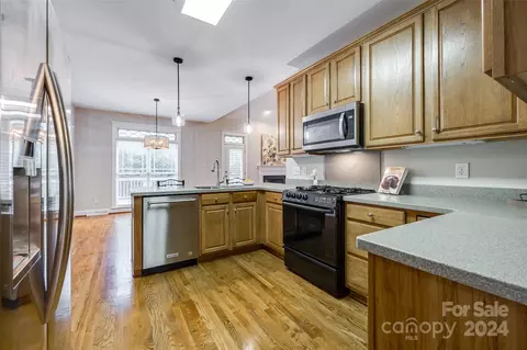 Kitchen - 1094 Hunters Run Dr, Tega Cay, SC 29708 photo 2 of 3