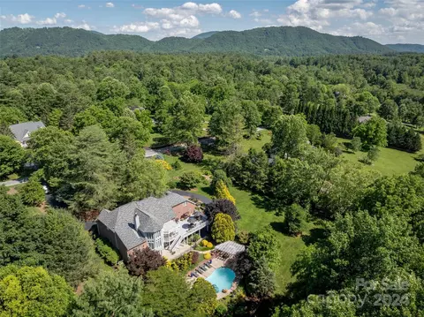8 Walnut Ln, Fletcher, NC 28732