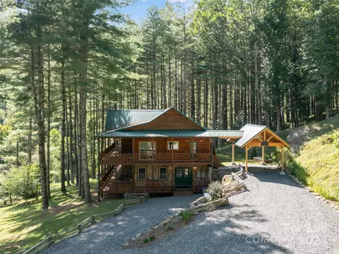 210 White Pine Ln, Bakersville, NC 28705
