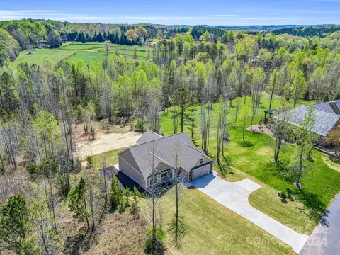 170 Doveridge Dr, Columbus, NC 28722