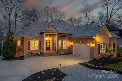 1510 Stoneyridge Dr, Charlotte, NC 28214