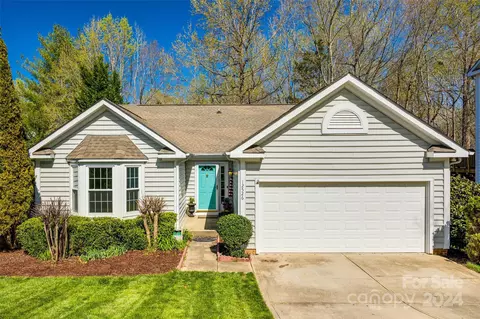 12526 Woodside Falls Rd, Pineville, NC 28134
