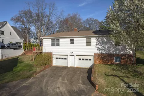Exterior - 318 Walnut St, Davidson, NC 28036 photo 4 of 8