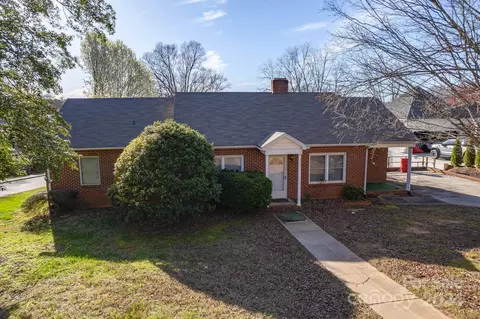 Exterior - 318 Walnut St, Davidson, NC 28036 photo 2 of 8
