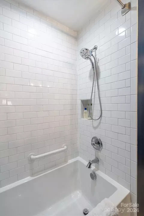 Bath - 304 Old Mill Dr, Morganton, NC 28655 photo 4 of 6