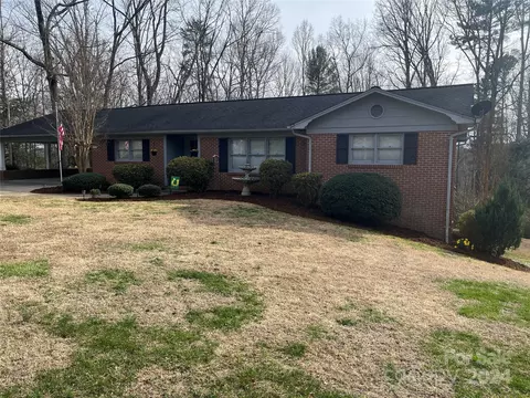 102 Crest Hill Dr, Morganton, NC 28655