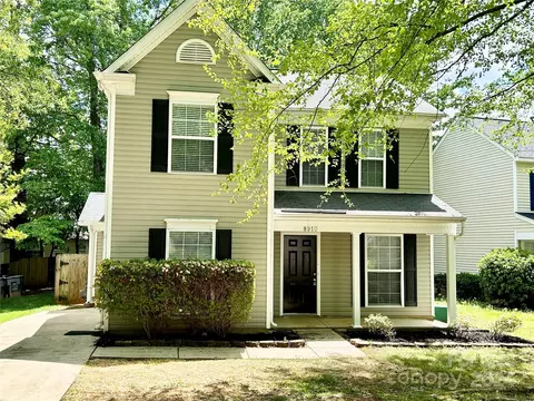 8910 Trentsby Pl, Charlotte, NC 28216