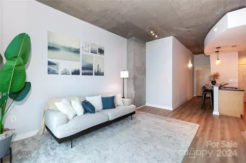 210 Church 2812 St #2812, Charlotte, NC 28202