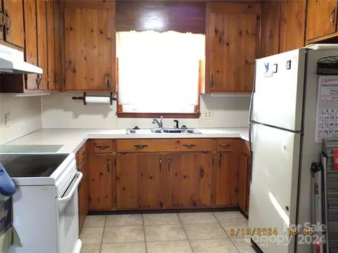 Kitchen - 1777 Potter Rd, Lancaster, SC 29720 photo 4 of 4