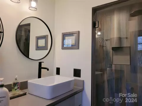 Bath - 65 Bell Ct, Saluda, NC 28773 photo 2 of 3