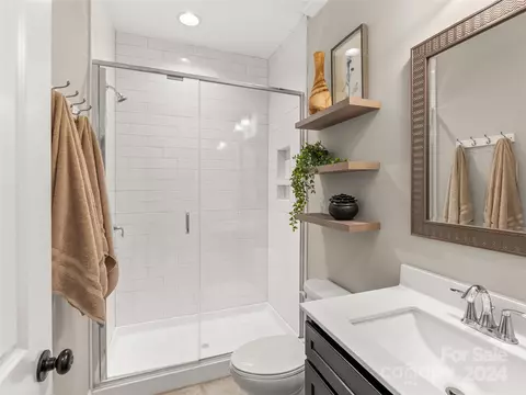 Bath - 17538 Julees Walk Ln, Davidson, NC 28036 photo 3 of 5