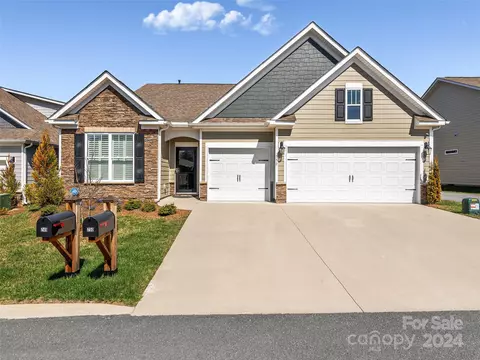750 Summerfield Pl, Flat Rock, NC 28731