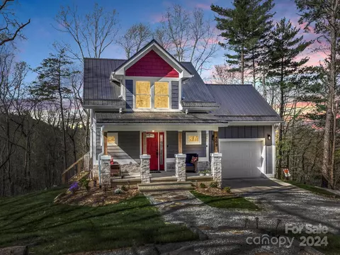 209 Jacks Paw Ln, Hendersonville, NC 28792