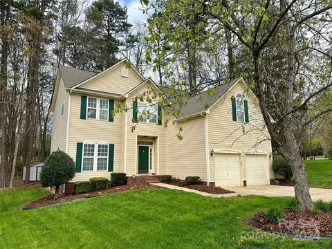 8947 Steinbeck Ct, Charlotte, NC 28216