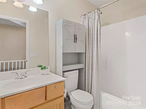Bath - 44 Vancott Ct, Clyde, NC 28721 photo 4 of 4