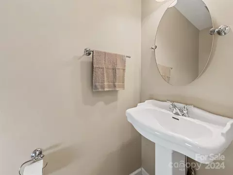 Bath - 44 Vancott Ct, Clyde, NC 28721 photo 2 of 4