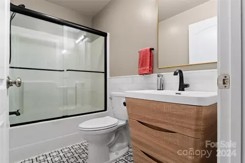 Bath - 5937 Leil Rd, Hickory, NC 28602 photo 3 of 4