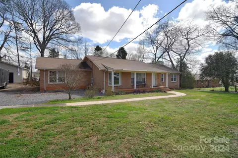 8723 Larchmont Cir, Charlotte, NC 28214