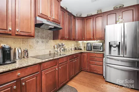 Kitchen - 20555 Harbor View Dr, Cornelius, NC 28031 photo 4 of 5