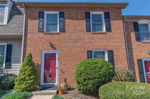 15 Sleepy Hollow Ln, Swannanoa, NC 28778
