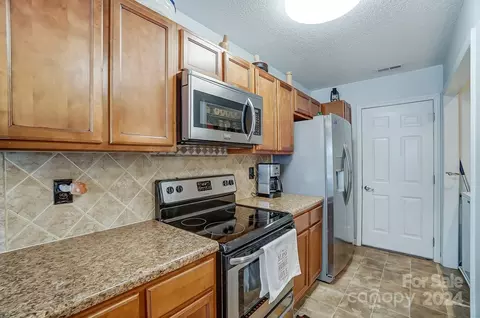 Kitchen - 2517 River Chase Dr, Monroe, NC 28110 photo 2 of 3