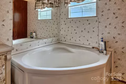 Bath - 302 Chestnut St, Bethune, SC 29009 photo 2 of 5