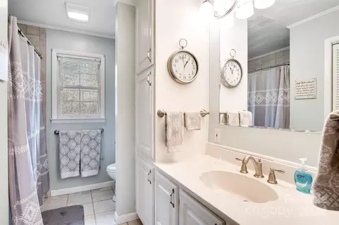 Bath - 256 Mistletoe Ln, Sylva, NC 28779 photo 1 of 2