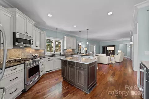 Kitchen - 18910 Mountainview Dr, Cornelius, NC 28031 photo 2 of 3