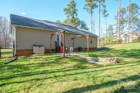 106 Mel Ln, Crouse, NC 28033 photo 8