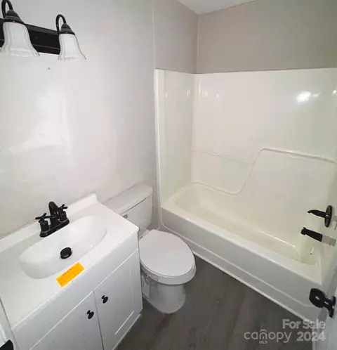 Bath - 312 Pinetree Dr, Salisbury, NC 28144 photo 3 of 3