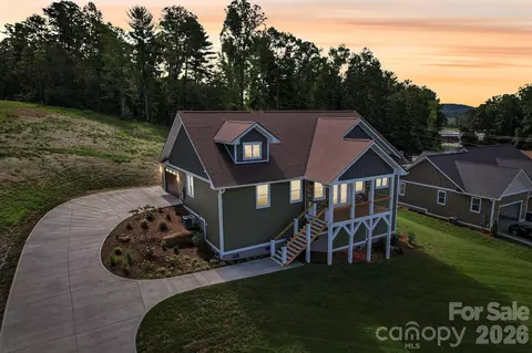 62 Maple Knoll Dr, Hendersonville, NC 28792