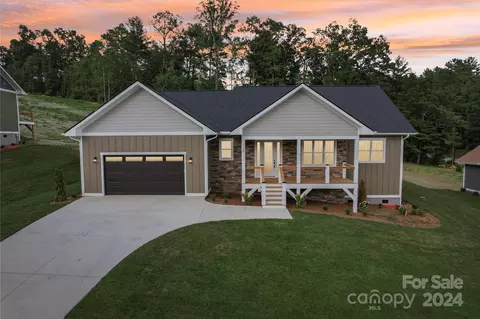38 Maple Knoll Dr, Hendersonville, NC 28792