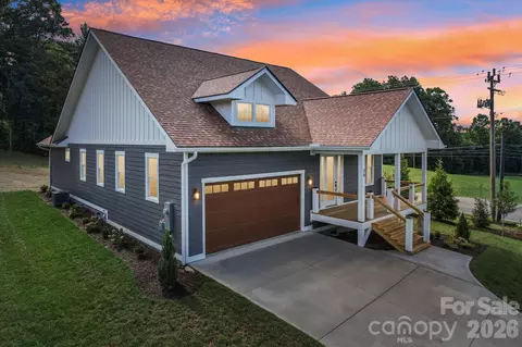 20 Maple Knoll Dr, Hendersonville, NC 28792
