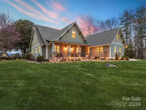 70 Skytop Farm Ln, Hendersonville, NC 28791