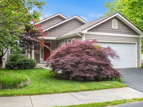 112 Clear Creekside Dr, Hendersonville, NC 28792