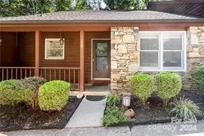 18 Pineoak Cir, Etowah, NC 28729