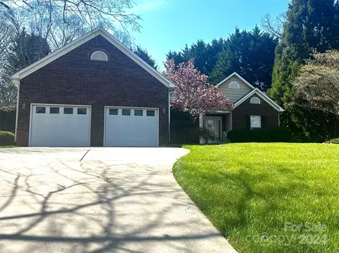 4417 Steeple Chase Dr, Hickory, NC 28601