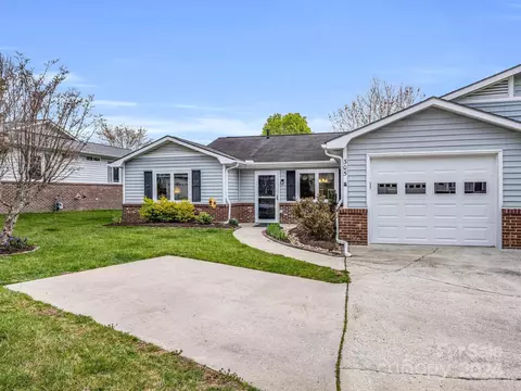 305 Dellford Ct, Hendersonville, NC 28792