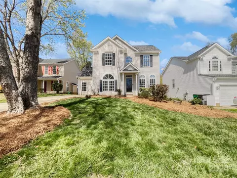 8913 Treyburn Dr, Charlotte, NC 28216