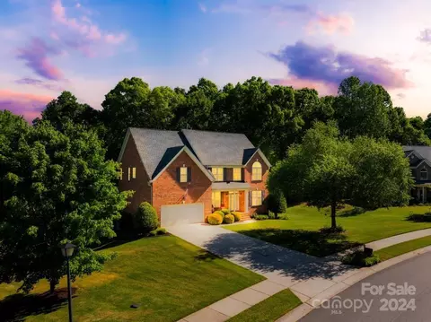 204 Winter Flake Dr, Statesville, NC 28677