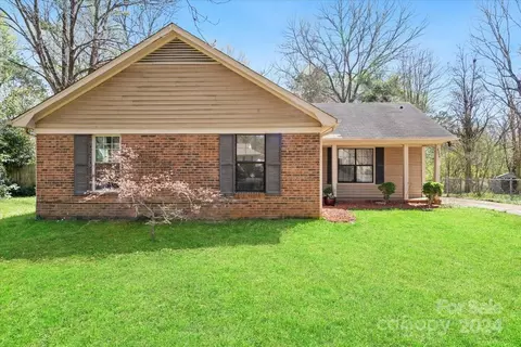 9300 Knotty Pine Cir, Charlotte, NC 28227