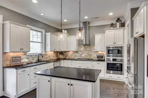 Kitchen - 620 Pomegranate Pl, Fort Mill, SC 29708 photo 2 of 5
