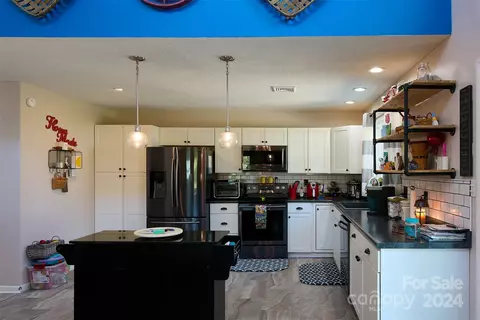 Kitchen - 2313 E Nc 10 Hwy, Conover, NC 28613 photo 1 of 3