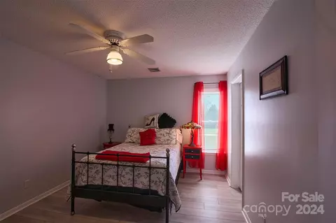 Bedroom - 2313 E Nc 10 Hwy, Conover, NC 28613 photo 7 of 10