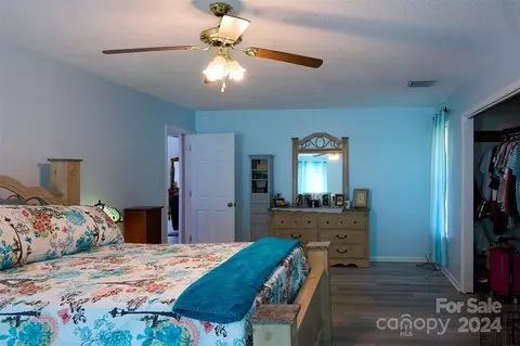 Bedroom - 2313 E Nc 10 Hwy, Conover, NC 28613 photo 5 of 10
