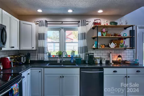 Kitchen - 2313 E Nc 10 Hwy, Conover, NC 28613 photo 3 of 3