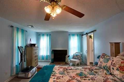 Bedroom - 2313 E Nc 10 Hwy, Conover, NC 28613 photo 3 of 10
